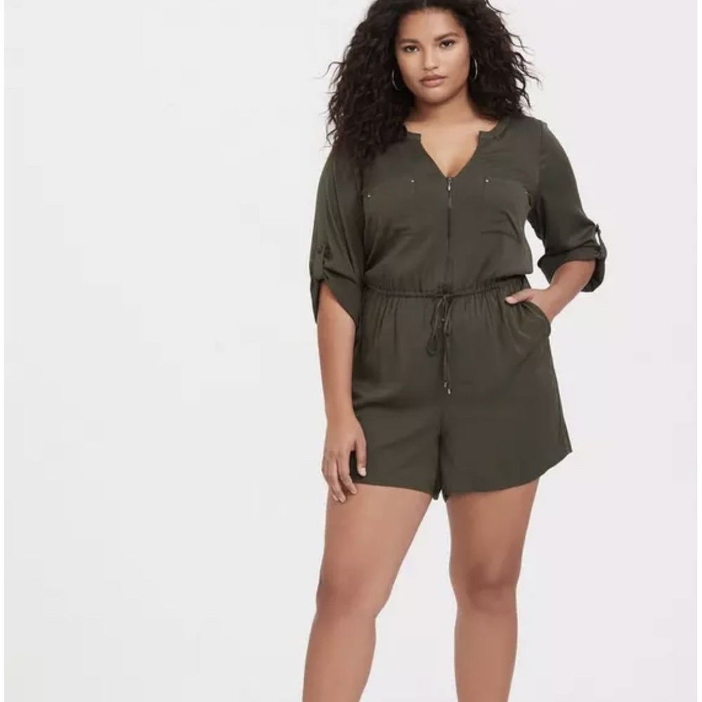 Torrid Sz 1 Green Challis Zip-Front Romper One Piece Cute Flirty Flattering Fun - Picture 2 of 10